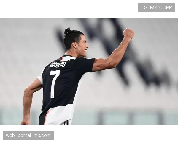 镜头记录:场边球童快速发球,助多特完成一次经典反击进球 镜头记录:场边球童快速发球,助多特完成一次经典反击进球